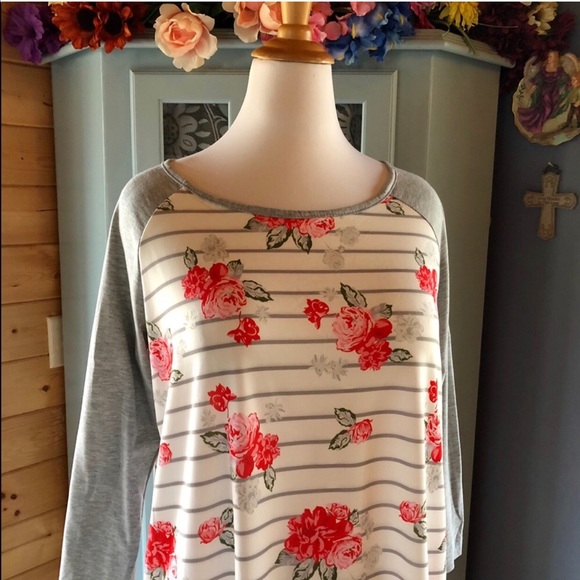 Beautiful Blouse. Brand NEW w/Tags!! - Picture 5 of 7